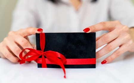 How to Design Eye-Catching Plastic Gift Cards That Get Noticed