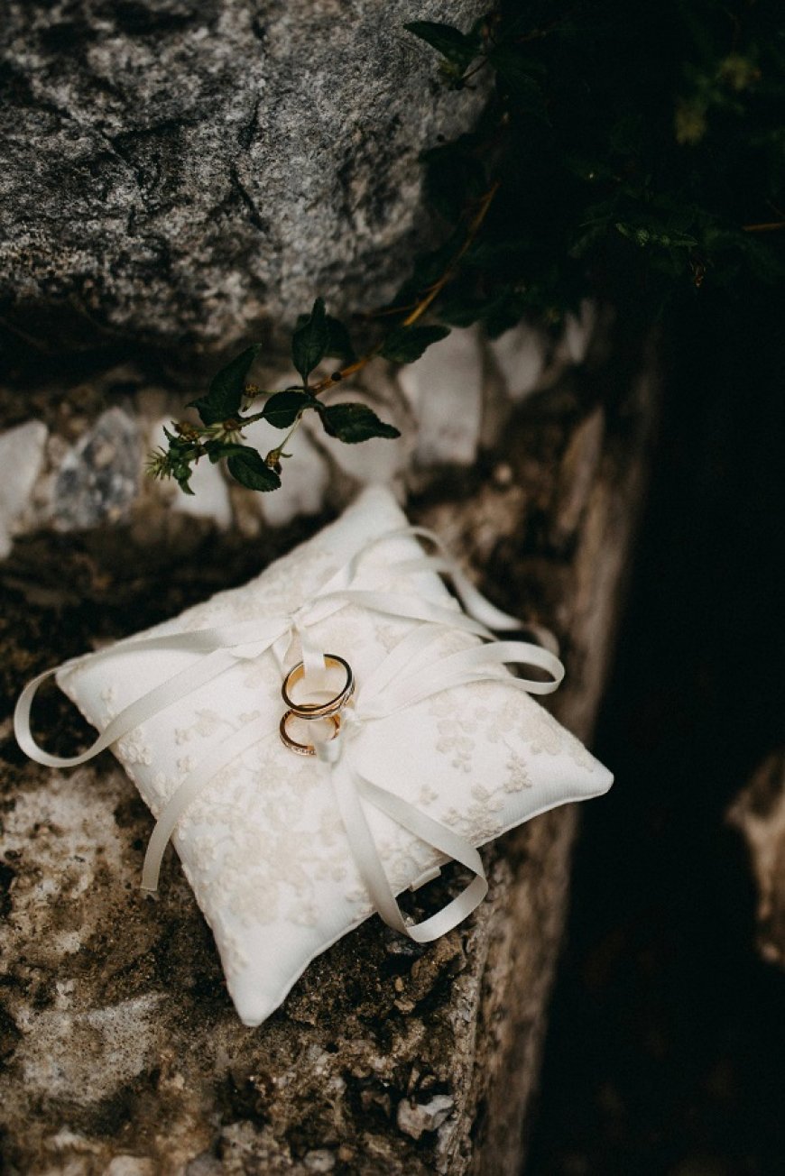 Why Straight Wedding Rings are a Timeless Choice for Couples?